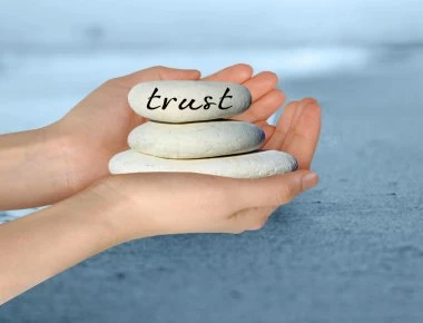 Πες αυτές τις πέντε φράσεις και θα κερδίσεις αμέσως την εμπιστοσύνη των άλλων